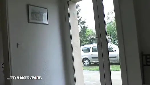 Fransız hizmetçi üvey babası ve bir arkadaşı tarafından sikiliyor