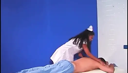 Kırmızı topuklu hemşire aletini emmek için seksi hasta delikanlının üstüne çıkıyor