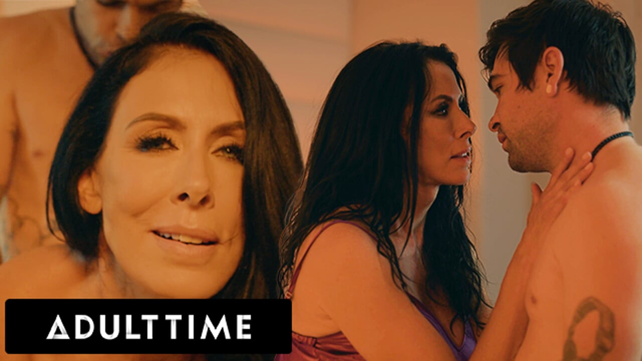 ADULT TIME - orta yaşlı seksi kadın Reagan Foxx seks bağımlılığını körüklemesi için üvey kızının aldatan erkek arkadaşını sikiyor!