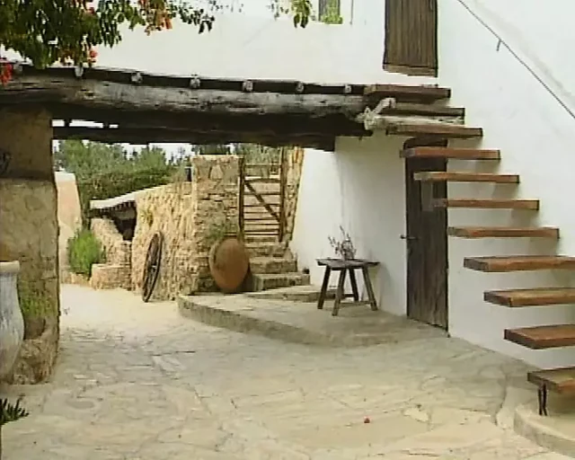 Kadınlar kocaları olmadan tatilde ve bahsin etrafında sakso çekiyor ve sikişiyor