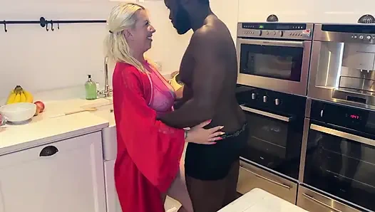 Büyük zenci yarağı kithcen'de karısını sikiyor