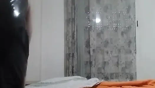 Baskın bir tanrıça itaatkar bdsm ayini için lateks hizmetçi hizmeti