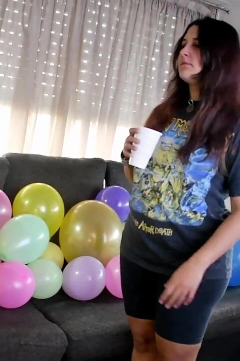 Metal kız partiden önce tüm balonları patlatıyor - bunny looner