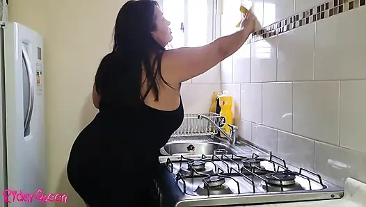 Üvey oğul üvey annesini mutfakta sikiyor