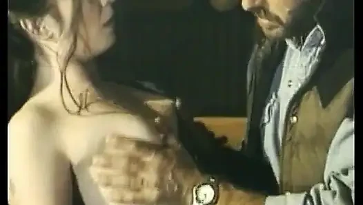 Alman sürtükler 10'un tadını çıkarmak için amında uzun bir yarak istiyor