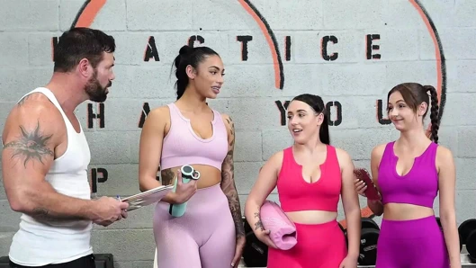 İki erkek arkadaş spor salonu üyelikleri için para ödemiyor feat. brookie blair, serena hill ve ariana starr - teamskeet