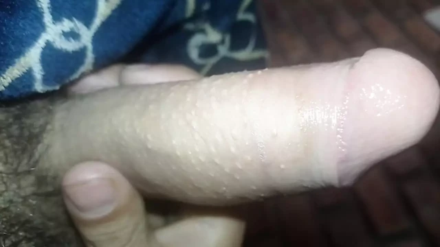 Ayaklarıma oyuncaklar ve sütle mastürbasyon yapıyorum