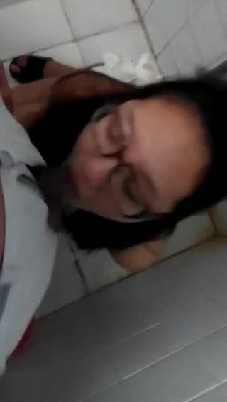 Em xinh gai bu cu trong wc benh vien