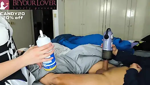 Hizmetçim beni beyourlover oyuncağımla yakaladı, ben de ona nutella ile bir kaşık sperm verdim