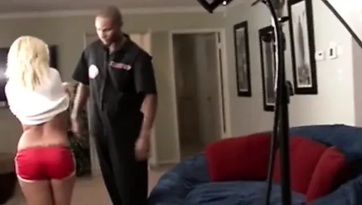 Büyük zenci yarağı olgun sarışının gergin amına yumruk sokuyor