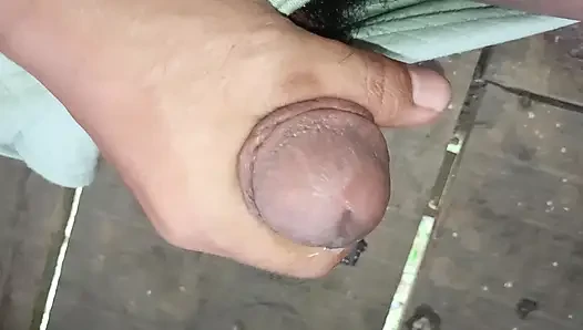 Ateşli büyük yarak herkesin içinde boşalana kadar mastürbasyon yapıyor