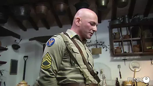 Franco eski zamanların ev hanımıyla mutfak masasında