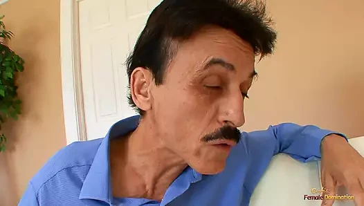 Sarışın kupalı evli kadın iktidarsız kocasının yatak odalarında sikilmesini izlemesini istiyor