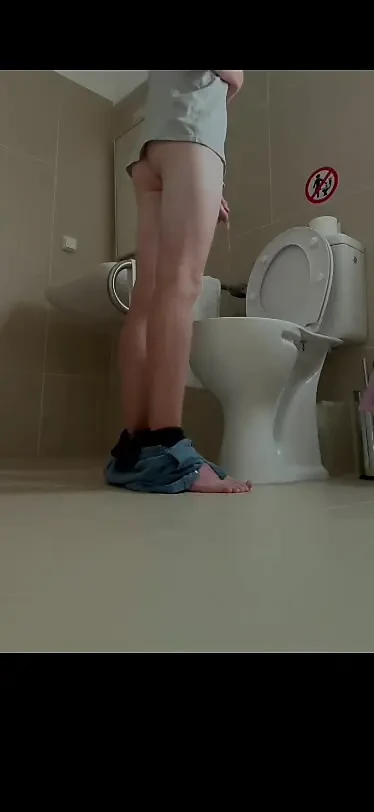 Писсинг в туалете 2