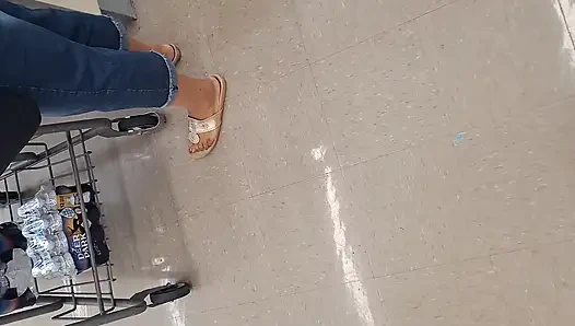 Sabah alışveriş yapan olgun bal kahverengi ayaklar