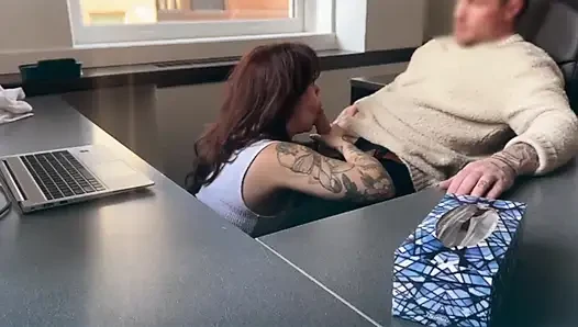 İşini kurtarmak için patronunu emiyor ve sikiyor