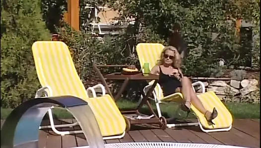 Kıllı amcık bahçede anal sikiliyor