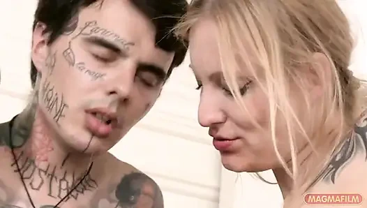 Bir erkek ve iki kadınla üçlü, hepsi dövmelerle dolu