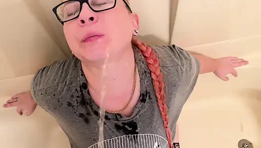 Karısı işteyken yan sürtük işeiyor ve yüz yüze boşalma alıyor!