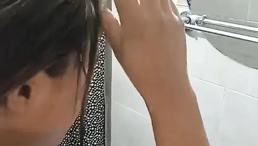 Üvey kız kardeşimi banyo yaparken kaydediyorum ve sonra onu prezervatifle sikiyorum