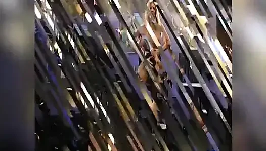 Bukkake Sarışın Sert Gırtlağına Kadar Alıyor Ve Yüzüne Boşalıyor