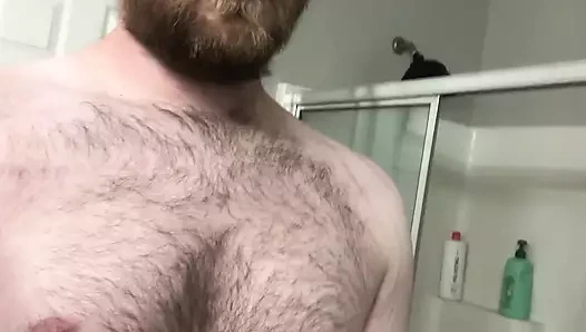 Kıllı su samuru yere fışkırtıyor, gösteriyor