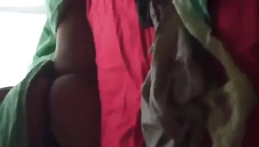 Karımın kullanılmış tangasıyla mastürbasyon yapıyorum ve fark etmiyor