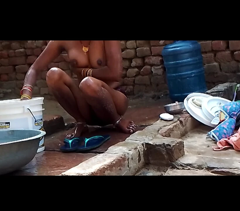 Desi bhabhi bathing open aa