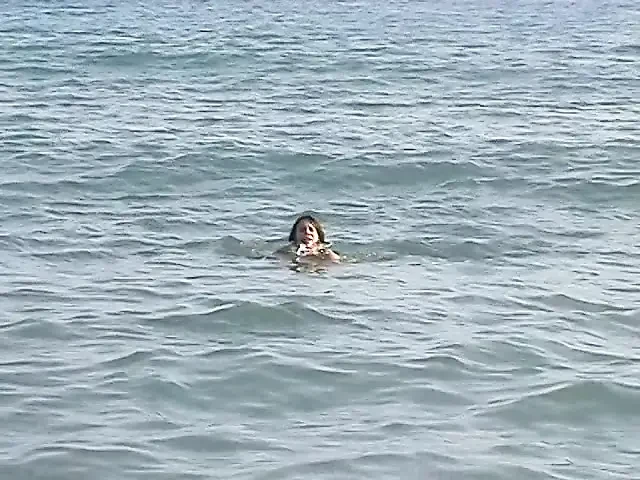 Genç kız erkek arkadaşıyla tatilde
