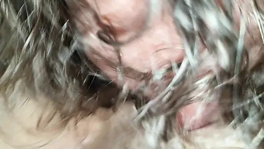 Yalama, emme, sevişme. Beni o kadar güzel boşaltıyor ki içime fışkırmasına izin vermek zorunda kalıyorum. Creampie