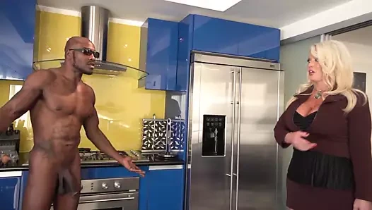 Alura Jenson и Alisha Adams занимаются межрасовым сексом в тройничке