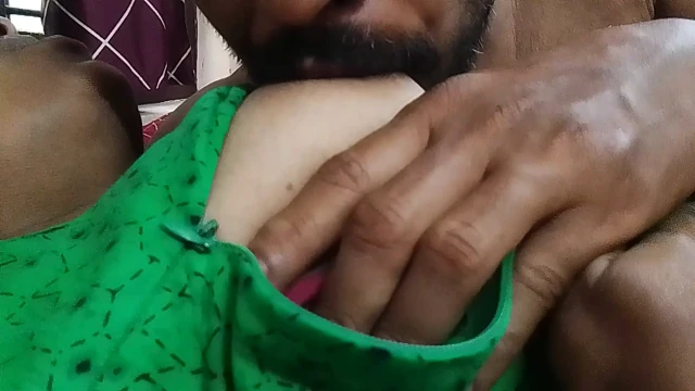 Kocası Hintli Malayali kızın göğüslerini emiyor.