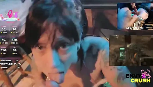 Fileli oyuncu kız dizlerinin üstüne çıkıyor