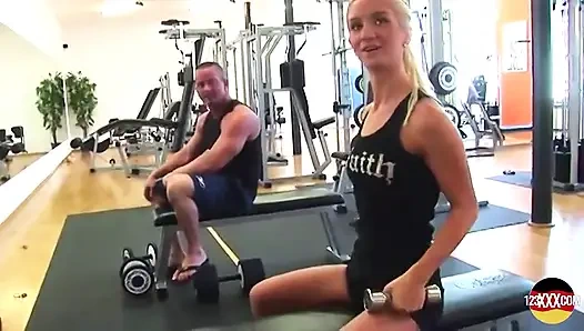 Zinde sarışın spor salonunda sikişmeyi seviyor