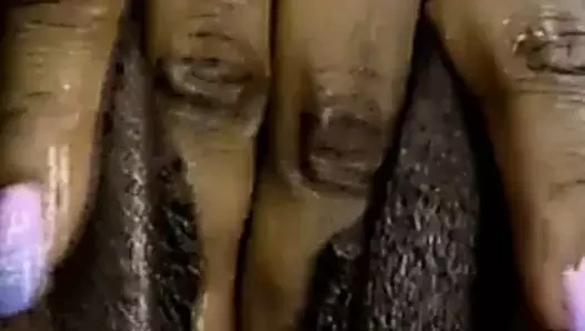 Sierra erkeğini baştan çıkarmak için harika altın sutyeninde