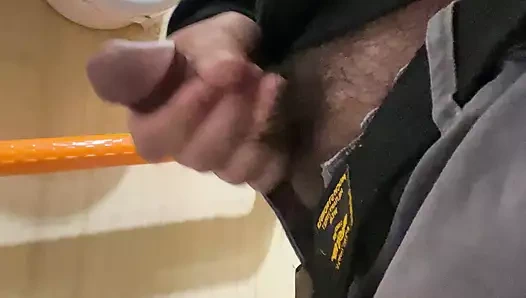 Çinli genç adam tuvalette mastürbasyon yapıyor.