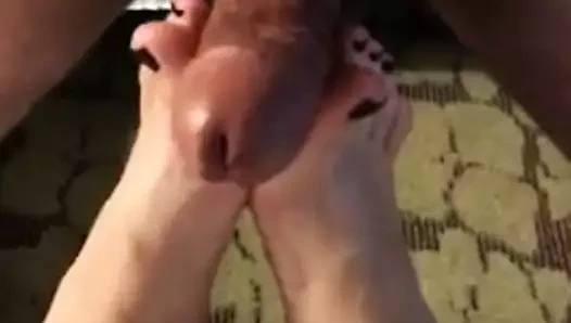 kız arkadaşımın ayaklarını sikiyorum