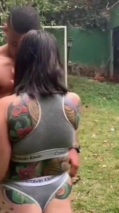 Atletik genç adam yaramaz genç kızla sikişiyor | Klip 2