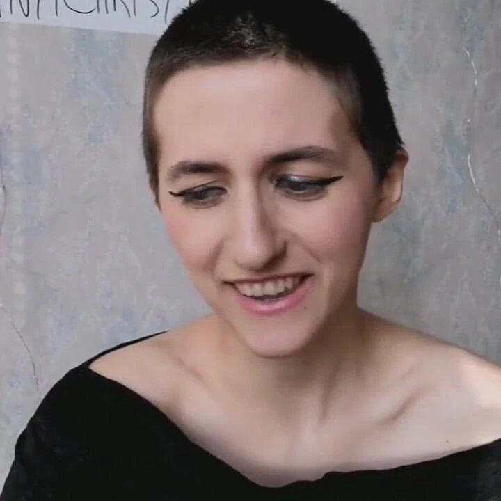 Açgözlü sürtük sana bağırıyor