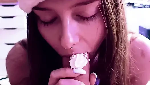 Sevimli kız krem şantili oral seks yakın çekim