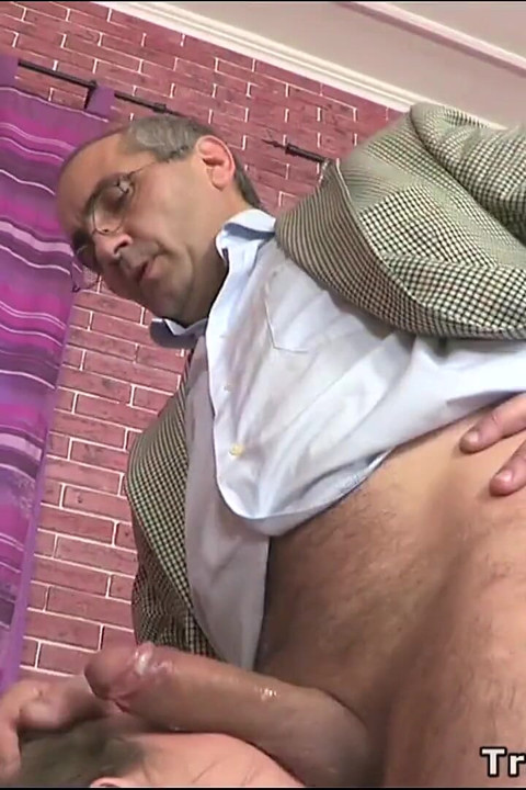 Olgun öğretmen genç öğrenciden sakso çekiyor ve amını sikiyor
