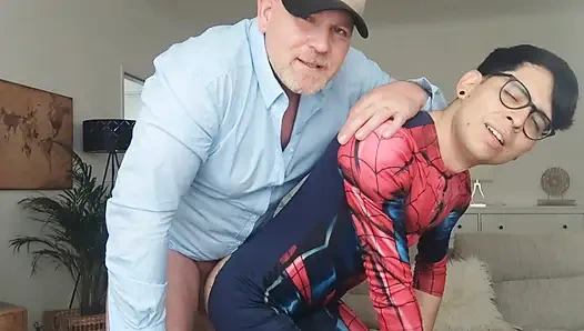 Eşcinsel ibne pasif arkadaş prezervatifsiz yumrukla sikiliyor