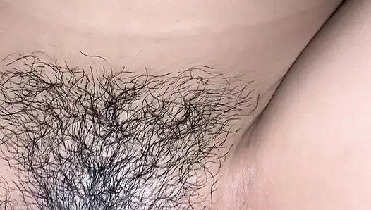 Üvey kız kardeşimin kadını sarsılıp fışkırtana kadar mastürbasyon yapıyor