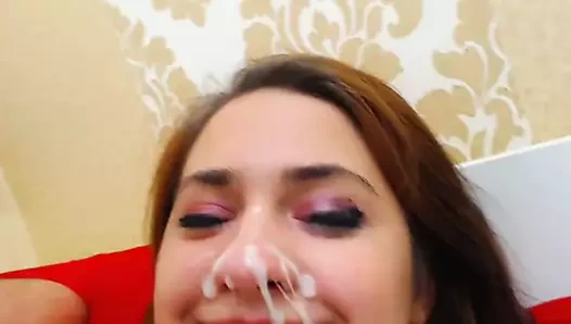 Sıcak esmer bebek almak yük arasında boşalmak üzerinde ona yüz