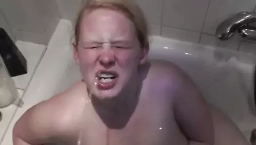 Tombul Alman domuz fahişe anne özveri ile çiş içiyor!