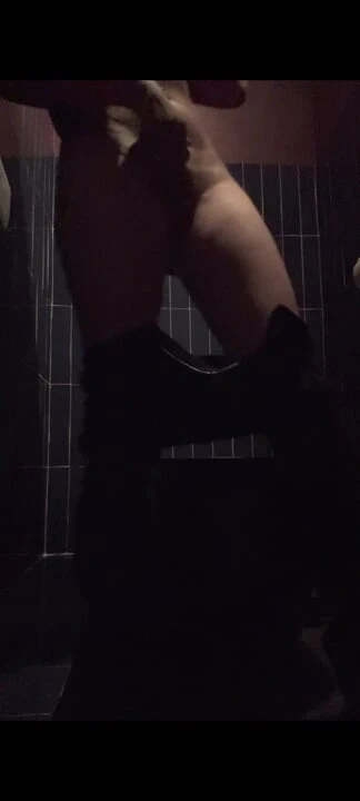 Umumi tuvalette mastürbasyon: sürtük götünü ve amcığını gösteriyor