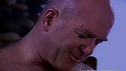 Seni zar zor görebiliyorum, ama her şeyin nerede olduğunu biliyorum