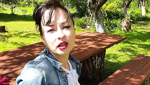 Şaibeli elma ağaçlarının altında çorapla mastürbasyon yapıyor.