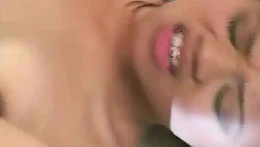 Esmer hatun kanepede çığlık atarak orgazm olmak için sert parmaklanıyor