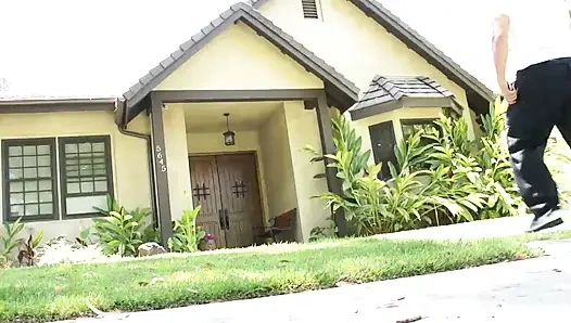 Ateşli edepsiz orta yaşlı seksi kadın genç bir yarakla sikiliyor!